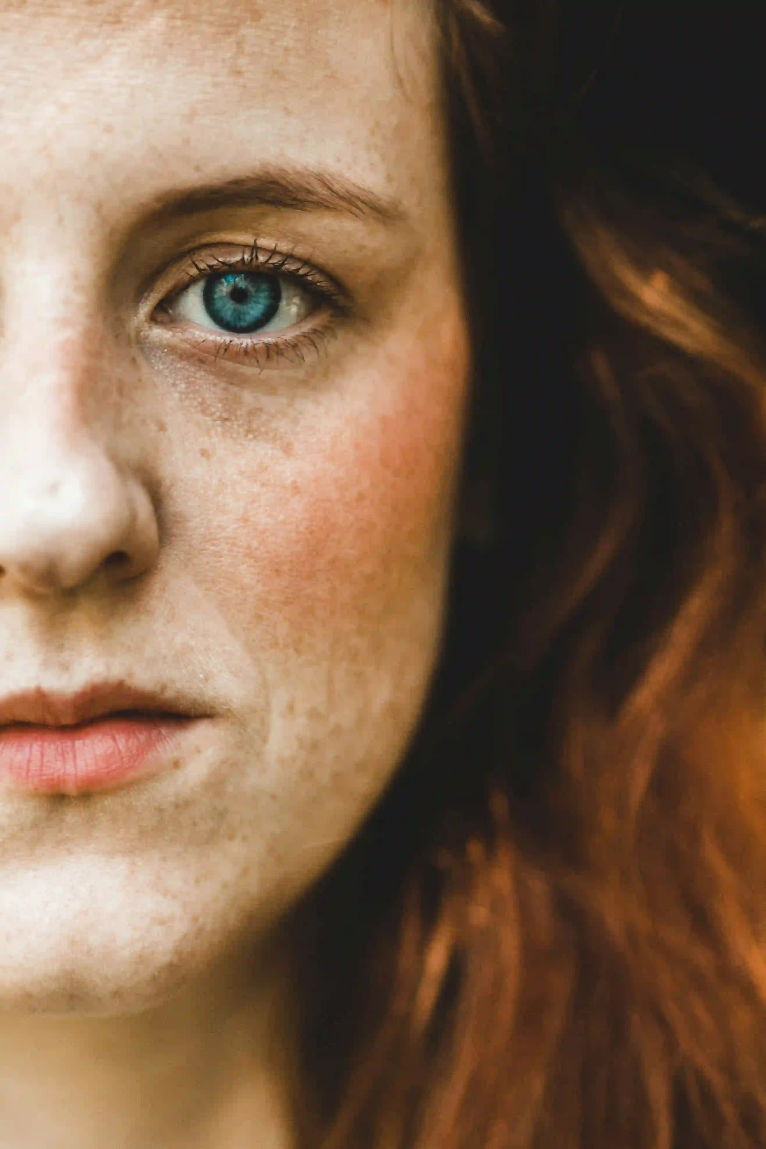 A picture showing a woman with dry skin.